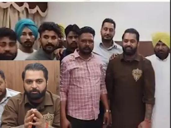 ਪੰਜਾਬੀ ਗਾਇਕ ਗੁਲਾਬ ਸਿੱਧੂ ਨੇ ਬਰਨਾਲਾ ਦੇ ਸਰਪੰਚਾਂ ਦੀ ਸਭਾ ਵਿੱਚ ਮੰਗੀ ਮਾਫ਼ੀ ਪੰਜਾਬੀ ਗਾਇਕ ਗੁਲਾਬ ਸਿੱਧੂ ਨੇ ਬਰਨਾਲਾ ਦੇ ਸਰਪੰਚਾਂ ਦੀ ਸਭਾ ਵਿੱਚ ਮੰਗੀ ਮਾਫ਼ੀ