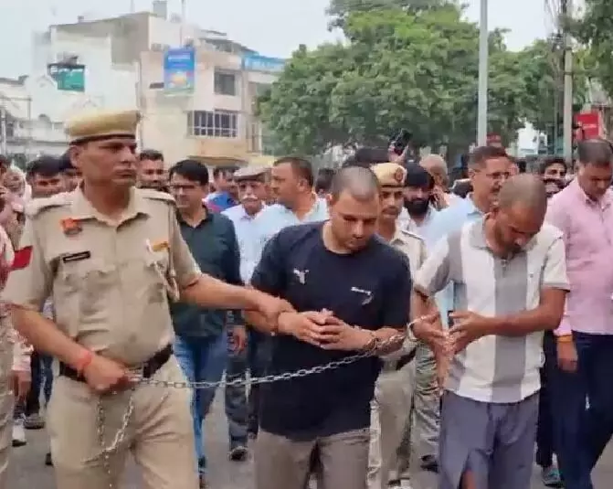 ਇੱਕ ਕਰੋੜ ਰੁਪਏ ਦੀ ਫਿਰੌਤੀ ਮੰਗਣ ਵਾਲੇ ਚਾਰ ਮੁਲਜ਼ਮ ਗ੍ਰਿਫ਼ਤਾਰ, ਰੇਵਾੜੀ ਸ਼ਹਿਰ ਵਿੱਚ ਪੁਲਿਸ ਨੇ ਮੁਲਜ਼ਮਾਂ ਦੀ ਪਰੇਡ ਕੀਤੀ ਇੱਕ ਕਰੋੜ ਰੁਪਏ ਦੀ ਫਿਰੌਤੀ ਮੰਗਣ ਵਾਲੇ ਚਾਰ ਮੁਲਜ਼ਮ ਗ੍ਰਿਫ਼ਤਾਰ, ਰੇਵਾੜੀ ਸ਼ਹਿਰ ਵਿੱਚ ਪੁਲਿਸ ਨੇ ਮੁਲਜ਼ਮਾਂ ਦੀ ਪਰੇਡ ਕੀਤੀ