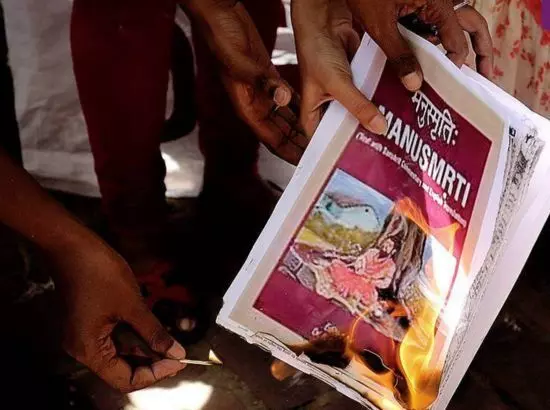 ਮੋਦੀ ਸਰਕਾਰ ਦੀ ਕਿਰਤ ਨੀਤੀ ਦੇ ਖਰੜੇ ਵਿੱਚ ਮਨੁਸਮ੍ਰਿਤੀ ਦੇ ਜ਼ਿਕਰ ਤੇ ਵਿਵਾਦ