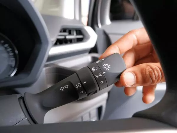 Dubai: ਦੁਬਈ ਵਿੱਚ ਗੱਡੀ ਦਾ ਇੰਡੀਕੇਟਰ ਆਨ ਨਾ ਕਰਨ ਤੇ ਵਿਅਕਤੀ ਦਾ 25 ਹਜ਼ਾਰ ਦਾ ਜੁਰਮਾਨਾ