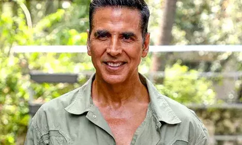 Akshay Kumar: ਅਕਸ਼ੇ ਕੁਮਾਰ ਨਾਲ ਫੋਟੋ ਖਿਚਾਉਣ ਆਏ ਦਿਵਯੰਗ ਪ੍ਰਸ਼ੰਸਕ ਨਾਲ ਬਦਸਲੂਕੀ, ਸਕਿਊਰਟੀ ਨੇ ਕਮੀਜ਼ ਤੋਂ ਫੜ ਖਿੱਚਿਆ