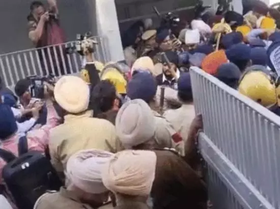 ਪੀਯੂ ਪ੍ਰਦਰਸ਼ਨ: ਪੁਲਿਸ-ਵਿਦਿਆਰਥੀ ਝੜਪਾਂ, SSP ਨੇ ਗੇਟ ਤੇ ਚੜ੍ਹ ਕੇ ਰੋਕਣ ਦੀ ਕੀਤੀ ਕੋਸ਼ਿਸ਼