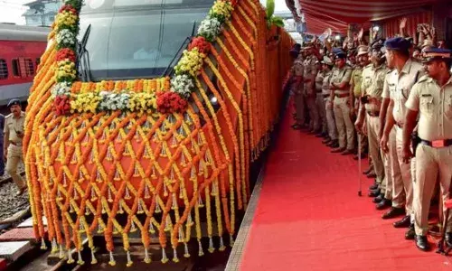 ਵੰਦੇ ਭਾਰਤ ਲਾਂਚ ਵਿਵਾਦ: ਬੱਚਿਆਂ ਵੱਲੋਂ RSS ਦਾ ਗੀਤ ਗਾਉਣ ਤੇ ਪਿਆ ਰੌਲਾ