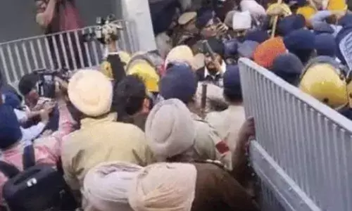 ਪੀਯੂ ਪ੍ਰਦਰਸ਼ਨ: ਪੁਲਿਸ-ਵਿਦਿਆਰਥੀ ਝੜਪਾਂ, SSP ਨੇ ਗੇਟ ਤੇ ਚੜ੍ਹ ਕੇ ਰੋਕਣ ਦੀ ਕੀਤੀ ਕੋਸ਼ਿਸ਼