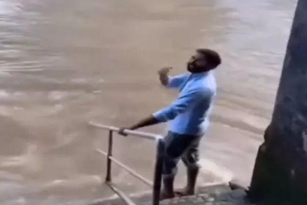 ਯੂ.ਕੇ. : ਨਦੀ ’ਚ ਪੈਰ ਧੋਂਦੇ ਭਾਰਤੀ ਨੌਜਵਾਨ ਦੀ ਵੀਡੀਓ ਨੇ ਛੜਿਆ ਵਿਵਾਦ