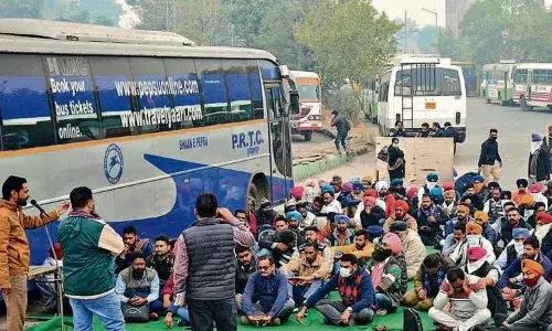 ਅੰਮ੍ਰਿਤਸਰ ਰੋਡਵੇਜ਼ ਵਰਕਸ਼ਾਪ ਵਿੱਚ ਬੱਸ ਮੁਲਾਜ਼ਮਾਂ ਦਾ ਪ੍ਰਦਰਸ਼ਨ, ਤਲਖੀ ਦੌਰਾਨ ਇਕ ਮੁਲਾਜ਼ਮ ਪੈਟਰੋਲ ਦੀ ਬੋਤਲ ਲੈ ਬੱਸ ਉੱਪਰ ਚੜ੍ਹਿਆ