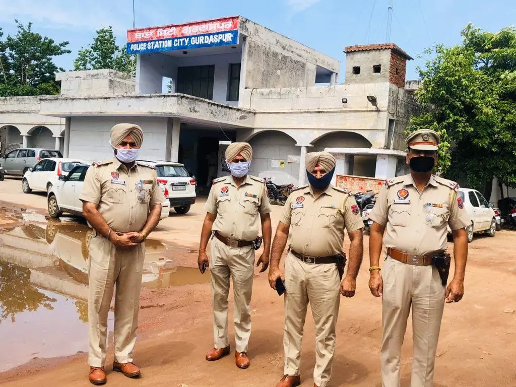 Punjab News: ਗੁਰਦਾਸਪੁਰ ਪੁਲਿਸ ਨੂੰ ਮਿਲੀ ਵੱਡੀ ਸਫਲਤਾ, ਥਾਣੇ ਦੇ ਬਾਹਰ ਗਰਨੇਡ ਸੁੱਟਣ ਵਾਲੇ ਗ੍ਰਿਫਤਾਰ Punjab News: ਗੁਰਦਾਸਪੁਰ ਪੁਲਿਸ ਨੂੰ ਮਿਲੀ ਵੱਡੀ ਸਫਲਤਾ, ਥਾਣੇ ਦੇ ਬਾਹਰ ਗਰਨੇਡ ਸੁੱਟਣ ਵਾਲੇ ਗ੍ਰਿਫਤਾਰ