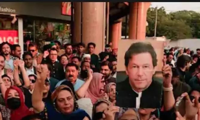 ਉਜ਼ਮਾ ਖਾਨ ਨੇ ਆਪਣੇ ਭਰਾ ਇਮਰਾਨ ਖਾਨ ਨਾਲ ਕੀਤੀ ਮੁਲਾਕਾਤ, 20 ਮਿੰਟ ਤੱਕ ਹੋਈ ਇਹ ਗੱਲਬਾਤ