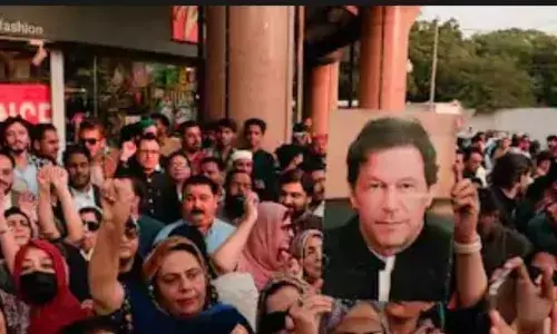 ਉਜ਼ਮਾ ਖਾਨ ਨੇ ਆਪਣੇ ਭਰਾ ਇਮਰਾਨ ਖਾਨ ਨਾਲ ਕੀਤੀ ਮੁਲਾਕਾਤ, 20 ਮਿੰਟ ਤੱਕ ਹੋਈ ਇਹ ਗੱਲਬਾਤ