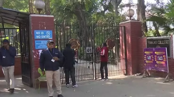 Delhi University: ਦਿੱਲੀ ਯੂਨੀਵਰਸਿਟੀ ਦੇ 2 ਕਾਲਜਾਂ ਨੂੰ ਬੰਬ ਨਾਲ ਉਡਾਉਣ ਦੀ ਧਮਕੀ, ਖ਼ਾਲੀ ਕਰਵਾਏ ਗਏ ਕੈਂਪਸ