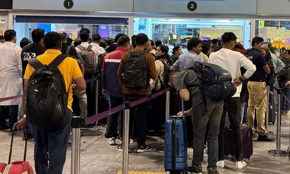 ਇੰਡੀਗੋ ਦੀਆਂ ਫਲਾਈਟਾਂ ਰੱਦ ਹੋਣ ਨਾਲ ਅੰਮ੍ਰਿਤਸਰ ਏਅਰਪੋਰਟ ’ਤੇ ਯਾਤਰੀ ਪਰੇਸ਼ਾਨ ਇੰਡੀਗੋ ਦੀਆਂ ਫਲਾਈਟਾਂ ਰੱਦ ਹੋਣ ਨਾਲ ਅੰਮ੍ਰਿਤਸਰ ਏਅਰਪੋਰਟ ’ਤੇ ਯਾਤਰੀ ਪਰੇਸ਼ਾਨ