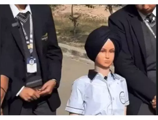 ਪੰਜਾਬ ਦੇ ਬੱਚਿਆਂ ਨੇ ਬਣਾਇਆ ਪਹਿਲਾ ਸਿੱਖ ਰੋਬੋਟ: ਨਾਮ ਜੌਨੀ ਪੰਜਾਬ ਦੇ ਬੱਚਿਆਂ ਨੇ ਬਣਾਇਆ ਪਹਿਲਾ ਸਿੱਖ ਰੋਬੋਟ: ਨਾਮ ਜੌਨੀ