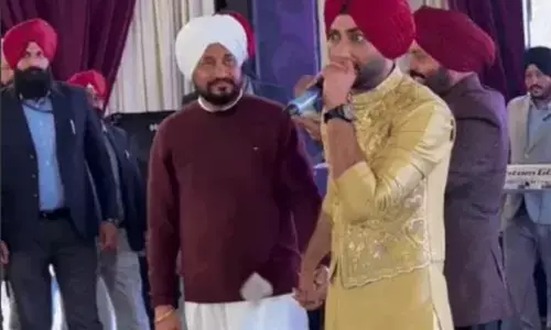 ਚਰਨਜੀਤ ਸਿੰਘ ਚੰਨੀ ਅਤੇ ਰਣਜੀਤ ਬਾਵਾ ਦੀ ਮੁਲਾਕਾਤ: ਤੁਹਾਡੀ ਵਾਰੀ ਆ ਗਈ ਚਰਨਜੀਤ ਸਿੰਘ ਚੰਨੀ ਅਤੇ ਰਣਜੀਤ ਬਾਵਾ ਦੀ ਮੁਲਾਕਾਤ: ਤੁਹਾਡੀ ਵਾਰੀ ਆ ਗਈ