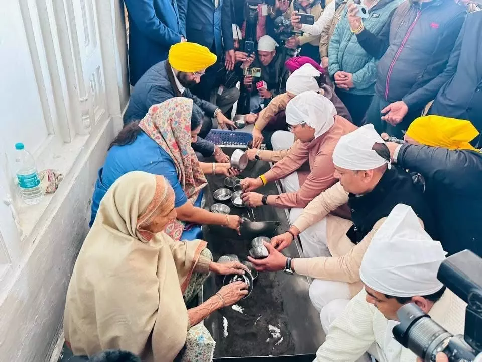 ਦਿੱਲੀ ਦੀ CM Rekha Gupta ਅਤੇ ਮੰਤਰੀਆਂ ਨੇ ਸ੍ਰੀ ਹਰਿਮੰਦਰ ਸਾਹਿਬ, ਦਰਬਾਰ ਸਾਹਿਬ ਵਿਖੇ ਜੂਠੇ ਬਰਤਨਾਂ ਦੀ ਸੇਵਾ ਕੀਤੀ