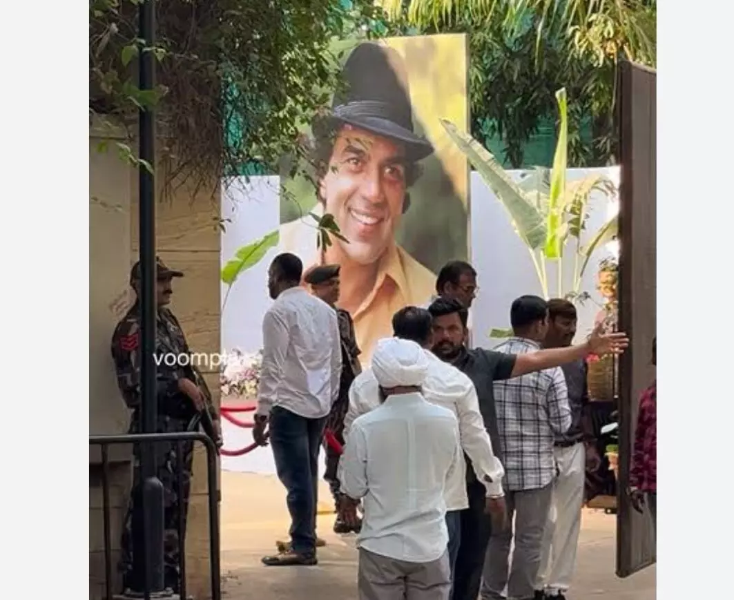 Dharmendra: ਧਰਮਿੰਦਰ ਦੇ ਜਨਮਦਿਨ ਮੌਕੇ ਘਰ ਦੇ ਬਾਹਰ ਲੱਗੀ ਫ਼ੈਨਜ਼ ਦੀ ਭੀੜ, ਦੇਖੋ ਵੀਡਿਓ