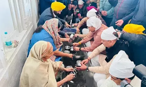 ਦਿੱਲੀ ਦੀ CM Rekha Gupta ਅਤੇ ਮੰਤਰੀਆਂ ਨੇ ਸ੍ਰੀ ਹਰਿਮੰਦਰ ਸਾਹਿਬ, ਦਰਬਾਰ ਸਾਹਿਬ ਵਿਖੇ ਜੂਠੇ ਬਰਤਨਾਂ ਦੀ ਸੇਵਾ ਕੀਤੀ ਦਿੱਲੀ ਦੀ CM Rekha Gupta ਅਤੇ ਮੰਤਰੀਆਂ ਨੇ ਸ੍ਰੀ ਹਰਿਮੰਦਰ ਸਾਹਿਬ, ਦਰਬਾਰ ਸਾਹਿਬ ਵਿਖੇ ਜੂਠੇ ਬਰਤਨਾਂ ਦੀ ਸੇਵਾ ਕੀਤੀ