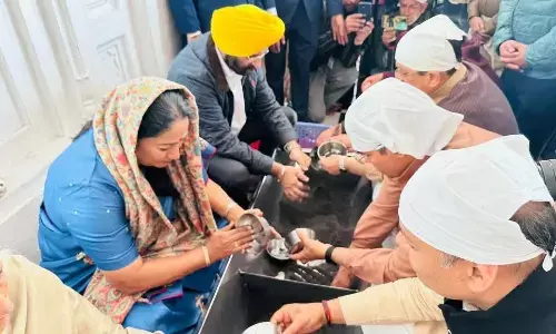 ਦਿੱਲੀ ਦੀ CM ਦਾ ਅੰਮ੍ਰਿਤਸਰ ਦੌਰਾ: ਦਰਬਾਰ ਸਾਹਿਬ ਵਿਖੇ ਕੀਤੀ ਅਰਦਾਸ ਅਤੇ ਸੇਵਾ