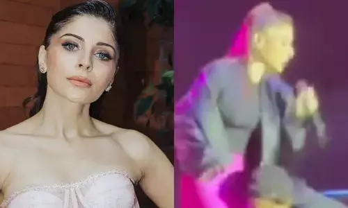 Kanika Kapoor: ਮਸ਼ਹੂਰ ਬਾਲੀਵੁੱਡ ਗਾਇਕਾ ਨਾਲ ਲਾਈਵ ਸ਼ੋਅ ਦੌਰਾਨ ਛੇੜਛਾੜ, ਸਟੇਜ ਤੇ ਚੜ੍ਹ ਕੇ ਕੀਤੀ ਗੰਦੀ ਹਰਕਤ Kanika Kapoor: ਮਸ਼ਹੂਰ ਬਾਲੀਵੁੱਡ ਗਾਇਕਾ ਨਾਲ ਲਾਈਵ ਸ਼ੋਅ ਦੌਰਾਨ ਛੇੜਛਾੜ, ਸਟੇਜ ਤੇ ਚੜ੍ਹ ਕੇ ਕੀਤੀ ਗੰਦੀ ਹਰਕਤ
