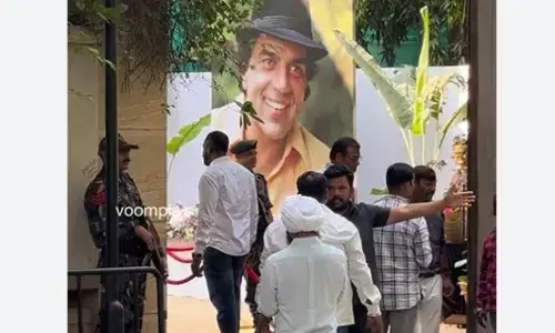 Dharmendra: ਧਰਮਿੰਦਰ ਦੇ ਜਨਮਦਿਨ ਮੌਕੇ ਘਰ ਦੇ ਬਾਹਰ ਲੱਗੀ ਫ਼ੈਨਜ਼ ਦੀ ਭੀੜ, ਦੇਖੋ ਵੀਡਿਓ Dharmendra: ਧਰਮਿੰਦਰ ਦੇ ਜਨਮਦਿਨ ਮੌਕੇ ਘਰ ਦੇ ਬਾਹਰ ਲੱਗੀ ਫ਼ੈਨਜ਼ ਦੀ ਭੀੜ, ਦੇਖੋ ਵੀਡਿਓ