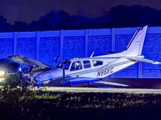 ਤੇਜ਼ ਰਫ਼ਤਾਰ ਜਹਾਜ਼ ਸਿੱਧਾ ਕਾਰ ਤੇ ਉਤਰਿਆ, ਹਾਈਵੇਅ ਤੇ ਦਿਲ ਦਹਿਲਾ ਦੇਣ ਵਾਲਾ ਟਕਰਾਅ ਤੇਜ਼ ਰਫ਼ਤਾਰ ਜਹਾਜ਼ ਸਿੱਧਾ ਕਾਰ ਤੇ ਉਤਰਿਆ, ਹਾਈਵੇਅ ਤੇ ਦਿਲ ਦਹਿਲਾ ਦੇਣ ਵਾਲਾ ਟਕਰਾਅ