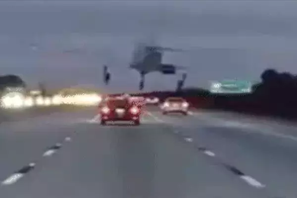 ਅਮਰੀਕਾ ਦੇ ਹਾਈਵੇਅ ’ਤੇ ਕਰੈਸ਼ ਹੋਇਆ ਹਵਾਈ ਜਹਾਜ਼ ਅਮਰੀਕਾ ਦੇ ਹਾਈਵੇਅ ’ਤੇ ਕਰੈਸ਼ ਹੋਇਆ ਹਵਾਈ ਜਹਾਜ਼