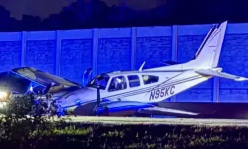 ਤੇਜ਼ ਰਫ਼ਤਾਰ ਜਹਾਜ਼ ਸਿੱਧਾ ਕਾਰ ਤੇ ਉਤਰਿਆ, ਹਾਈਵੇਅ ਤੇ ਦਿਲ ਦਹਿਲਾ ਦੇਣ ਵਾਲਾ ਟਕਰਾਅ