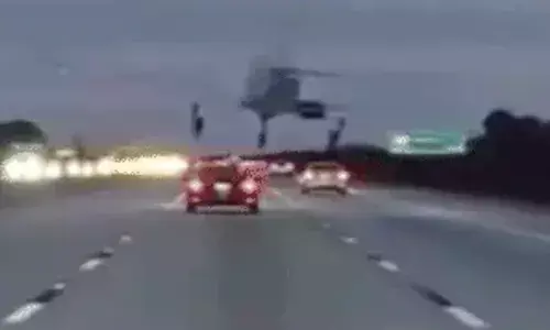 ਅਮਰੀਕਾ ਦੇ ਹਾਈਵੇਅ ’ਤੇ ਕਰੈਸ਼ ਹੋਇਆ ਹਵਾਈ ਜਹਾਜ਼ ਅਮਰੀਕਾ ਦੇ ਹਾਈਵੇਅ ’ਤੇ ਕਰੈਸ਼ ਹੋਇਆ ਹਵਾਈ ਜਹਾਜ਼