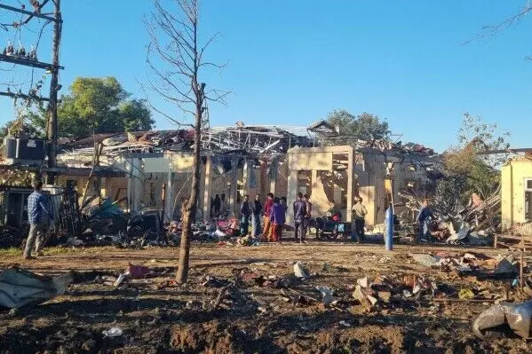 Myanmar: ਮਿਆਂਮਾਰ ਦੀ ਫ਼ੌਜ ਨੇ ਆਪਣੇ ਹੀ ਦੇਸ਼ ਦੇ ਹਸਪਤਾਲ ਤੇ ਸੁੱਟਿਆ ਬੰਬ, 34 ਮੌਤਾਂ Myanmar: ਮਿਆਂਮਾਰ ਦੀ ਫ਼ੌਜ ਨੇ ਆਪਣੇ ਹੀ ਦੇਸ਼ ਦੇ ਹਸਪਤਾਲ ਤੇ ਸੁੱਟਿਆ ਬੰਬ, 34 ਮੌਤਾਂ