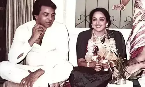 Hema Malini,: ਸਭ ਦੇ ਸਾਹਮਣੇ ਧਰਮਿੰਦਰ ਨੂੰ ਯਾਦ ਕਰ ਇਮੋਸ਼ਨਲ ਹੋਈ ਹੇਮਾ ਮਾਲਿਨੀ, ਅੱਖਾਂ ਚ ਆਏ ਹੰਝੂ, ਵੀਡਿਓ ਵਾਇਰਲ Hema Malini,: ਸਭ ਦੇ ਸਾਹਮਣੇ ਧਰਮਿੰਦਰ ਨੂੰ ਯਾਦ ਕਰ ਇਮੋਸ਼ਨਲ ਹੋਈ ਹੇਮਾ ਮਾਲਿਨੀ, ਅੱਖਾਂ ਚ ਆਏ ਹੰਝੂ, ਵੀਡਿਓ ਵਾਇਰਲ