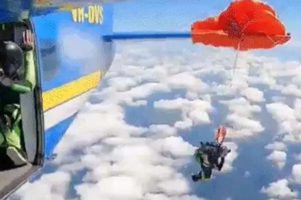 ਉਡਦੇ ਜਹਾਜ਼ ਦੇ ਖੰਭ ਵਿਚ ਫਸਿਆ ਸਕਾਈਡਾਈਵਰ ਉਡਦੇ ਜਹਾਜ਼ ਦੇ ਖੰਭ ਵਿਚ ਫਸਿਆ ਸਕਾਈਡਾਈਵਰ