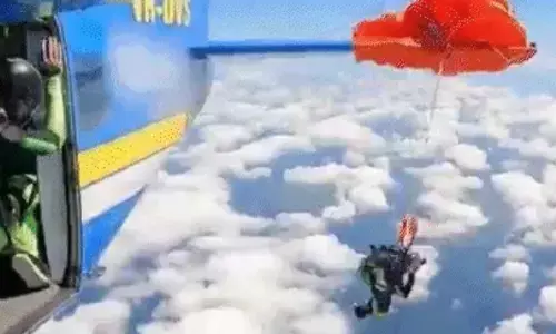 ਉਡਦੇ ਜਹਾਜ਼ ਦੇ ਖੰਭ ਵਿਚ ਫਸਿਆ ਸਕਾਈਡਾਈਵਰ ਉਡਦੇ ਜਹਾਜ਼ ਦੇ ਖੰਭ ਵਿਚ ਫਸਿਆ ਸਕਾਈਡਾਈਵਰ