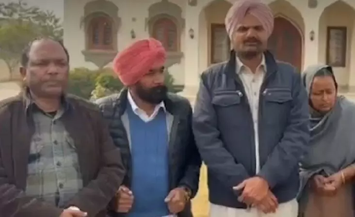 Sidhu Moosewala: ਸਿੱਧੂ ਮੂਸੇਵਾਲੇ ਦੀ ਮਾਂ ਨੂੰ ਮਿਲਿਆ ਇਸਾਈ ਭਾਈਚਾਰਾ, ਪੁਤਲਾ ਸਾੜਨ ਤੇ ਮੰਗੀ ਮੁਆਫ਼ੀ Sidhu Moosewala: ਸਿੱਧੂ ਮੂਸੇਵਾਲੇ ਦੀ ਮਾਂ ਨੂੰ ਮਿਲਿਆ ਇਸਾਈ ਭਾਈਚਾਰਾ, ਪੁਤਲਾ ਸਾੜਨ ਤੇ ਮੰਗੀ ਮੁਆਫ਼ੀ