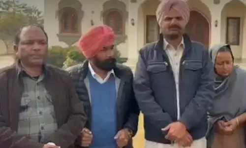 Sidhu Moosewala: ਸਿੱਧੂ ਮੂਸੇਵਾਲੇ ਦੀ ਮਾਂ ਨੂੰ ਮਿਲਿਆ ਇਸਾਈ ਭਾਈਚਾਰਾ, ਪੁਤਲਾ ਸਾੜਨ ਤੇ ਮੰਗੀ ਮੁਆਫ਼ੀ Sidhu Moosewala: ਸਿੱਧੂ ਮੂਸੇਵਾਲੇ ਦੀ ਮਾਂ ਨੂੰ ਮਿਲਿਆ ਇਸਾਈ ਭਾਈਚਾਰਾ, ਪੁਤਲਾ ਸਾੜਨ ਤੇ ਮੰਗੀ ਮੁਆਫ਼ੀ