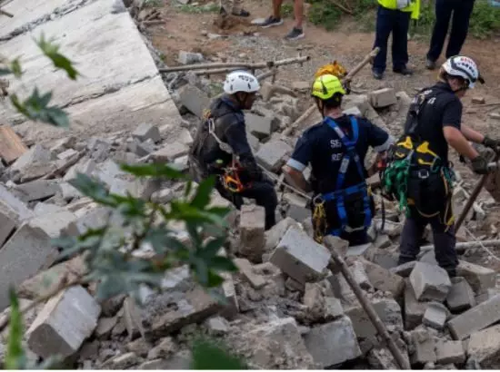 ਉਸਾਰੀ ਅਧੀਨ ਚਾਰ ਮੰਜ਼ਿਲਾ ਹਿੰਦੂ ਮੰਦਰ ਢਹਿਣ ਕਾਰਨ ਕਈ ਮੌਤਾਂ ਉਸਾਰੀ ਅਧੀਨ ਚਾਰ ਮੰਜ਼ਿਲਾ ਹਿੰਦੂ ਮੰਦਰ ਢਹਿਣ ਕਾਰਨ ਕਈ ਮੌਤਾਂ