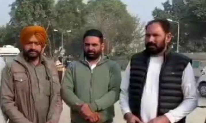 ਮਾਨਸਾ ਦੇ ਪਿੰਡ ਹਾਕਮ ਵਾਲਾ ਵਿਖੇ ਸਾਰੀਆਂ ਪਾਰਟੀਆਂ ਨੇ ਇੱਕੋ ਬੂਥ ਲਗਾ ਕੇ ਪੈਦਾ ਕੀਤੀ ਭਾਈਚਾਰਕ ਸਾਂਝ ਦੀ ਮਿਸਾਲ ਮਾਨਸਾ ਦੇ ਪਿੰਡ ਹਾਕਮ ਵਾਲਾ ਵਿਖੇ ਸਾਰੀਆਂ ਪਾਰਟੀਆਂ ਨੇ ਇੱਕੋ ਬੂਥ ਲਗਾ ਕੇ ਪੈਦਾ ਕੀਤੀ ਭਾਈਚਾਰਕ ਸਾਂਝ ਦੀ ਮਿਸਾਲ