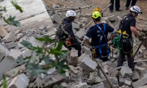 ਉਸਾਰੀ ਅਧੀਨ ਚਾਰ ਮੰਜ਼ਿਲਾ ਹਿੰਦੂ ਮੰਦਰ ਢਹਿਣ ਕਾਰਨ ਕਈ ਮੌਤਾਂ ਉਸਾਰੀ ਅਧੀਨ ਚਾਰ ਮੰਜ਼ਿਲਾ ਹਿੰਦੂ ਮੰਦਰ ਢਹਿਣ ਕਾਰਨ ਕਈ ਮੌਤਾਂ