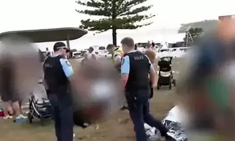 Australia: ਅਮਰੀਕਾ ਤੋਂ ਬਾਅਦ ਹੁਣ ਆਸਟ੍ਰੇਲੀਆ ਵਿੱਚ ਫਾਇਰਿੰਗ, 3 ਮੌਤਾਂ, ਕਈ ਜ਼ਖ਼ਮੀ Australia: ਅਮਰੀਕਾ ਤੋਂ ਬਾਅਦ ਹੁਣ ਆਸਟ੍ਰੇਲੀਆ ਵਿੱਚ ਫਾਇਰਿੰਗ, 3 ਮੌਤਾਂ, ਕਈ ਜ਼ਖ਼ਮੀ