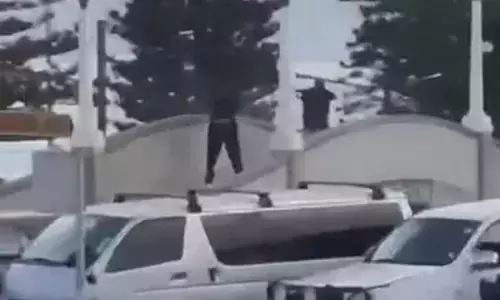 ਬੋਂਦੀ ਬੀਚ ਤੇ ਜਸ਼ਨ ਮਨਾ ਰਹੇ ਯਹੂਦੀਆਂ ਤੇ ਅੰਨੇਵਾਹ ਗੋਲੀਬਾਰੀ, 2 ਬੰਦੂਕ ਧਾਰਿਆ ਨੇ ਕੀਤੀ ਅੰਨੇਵਾਹ ਗੋਲੀਬਾਰੀ, ਕਈ ਮੌਤਾਂ ਬੋਂਦੀ ਬੀਚ ਤੇ ਜਸ਼ਨ ਮਨਾ ਰਹੇ ਯਹੂਦੀਆਂ ਤੇ ਅੰਨੇਵਾਹ ਗੋਲੀਬਾਰੀ, 2 ਬੰਦੂਕ ਧਾਰਿਆ ਨੇ ਕੀਤੀ ਅੰਨੇਵਾਹ ਗੋਲੀਬਾਰੀ, ਕਈ ਮੌਤਾਂ