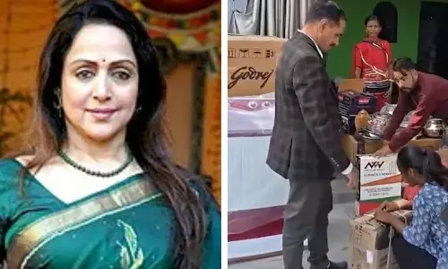 Hema Malini: ਹੇਮਾ ਮਾਲਿਨੀ ਨੇ ਦਿਖਾਇਆ ਵੱਡਾ ਦਿਲ, ਗਰੀਬ ਪਰਿਵਾਰ ਦੀ ਕੁੜੀ ਦੇ ਵਿਆਹ ਚ ਭੇਜੇ ਲੱਖਾਂ ਦੇ ਤੋਹਫ਼ੇ Hema Malini: ਹੇਮਾ ਮਾਲਿਨੀ ਨੇ ਦਿਖਾਇਆ ਵੱਡਾ ਦਿਲ, ਗਰੀਬ ਪਰਿਵਾਰ ਦੀ ਕੁੜੀ ਦੇ ਵਿਆਹ ਚ ਭੇਜੇ ਲੱਖਾਂ ਦੇ ਤੋਹਫ਼ੇ