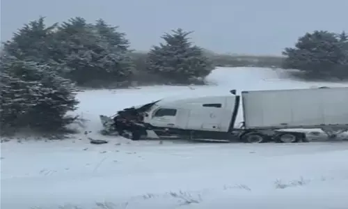 ਅਮਰੀਕਾ ਵਿਚ ਬਰਫ਼ੀਲਾ ਤੂਫ਼ਾਨ, ਹਾਈਵੇਜ਼ ’ਤੇ ਹੌਲਨਾਕ ਹਾਦਸੇ ਅਮਰੀਕਾ ਵਿਚ ਬਰਫ਼ੀਲਾ ਤੂਫ਼ਾਨ, ਹਾਈਵੇਜ਼ ’ਤੇ ਹੌਲਨਾਕ ਹਾਦਸੇ