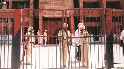 Ludhiana: ਲੁਧਿਆਣਾ ਕੇਂਦਰੀ ਜੇਲ ਵਿੱਚ ਕੈਦੀ ਧੜਿਆਂ ਵਿਚਾਲੇ ਹਿੰਸਕ ਝੜਪ, ਸੁਪਰਡੈਂਟ ਤੇ ਕੀਤਾ ਹਮਲਾ Ludhiana: ਲੁਧਿਆਣਾ ਕੇਂਦਰੀ ਜੇਲ ਵਿੱਚ ਕੈਦੀ ਧੜਿਆਂ ਵਿਚਾਲੇ ਹਿੰਸਕ ਝੜਪ, ਸੁਪਰਡੈਂਟ ਤੇ ਕੀਤਾ ਹਮਲਾ