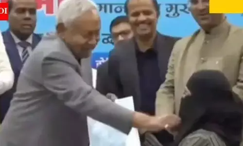 Bihar CM: ਬਿਹਾਰ ਦੇ ਮੁੱਖ ਮੰਤਰੀ ਨਿਤੀਸ਼ ਕੁਮਾਰ ਵਿਵਾਦਾਂ ਵਿੱਚ, ਮੁਸਲਿਮ ਔਰਤ ਦਾ ਖਿੱਚ ਕੇ ਲਾਹ ਦਿੱਤਾ ਬੁਰਕਾ