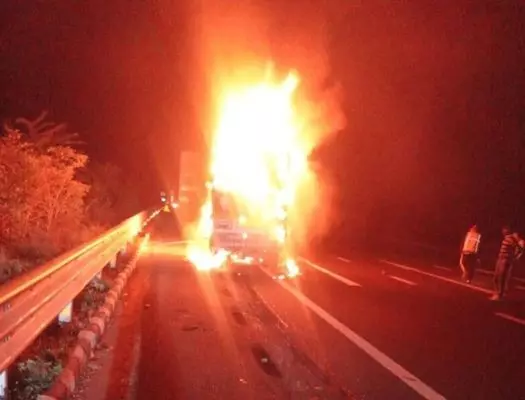 ਦਿੱਲੀ-ਮੁੰਬਈ ਐਕਸਪ੍ਰੈਸਵੇਅ ਤੇ ਭਿਆਨਕ ਹਾਦਸਾ: 3 ਜ਼ਿੰਦਾ ਸੜੇ ਦਿੱਲੀ-ਮੁੰਬਈ ਐਕਸਪ੍ਰੈਸਵੇਅ ਤੇ ਭਿਆਨਕ ਹਾਦਸਾ: 3 ਜ਼ਿੰਦਾ ਸੜੇ