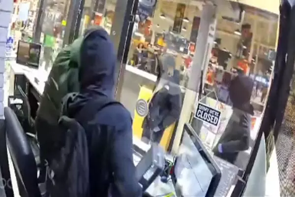 ਮਿਸੀਸਾਗਾ ਵਿਚ ਦਿਨ-ਦਿਹਾੜੇ ਲੁੱਟਿਆ ਸਟੋਰ ਮਿਸੀਸਾਗਾ ਵਿਚ ਦਿਨ-ਦਿਹਾੜੇ ਲੁੱਟਿਆ ਸਟੋਰ