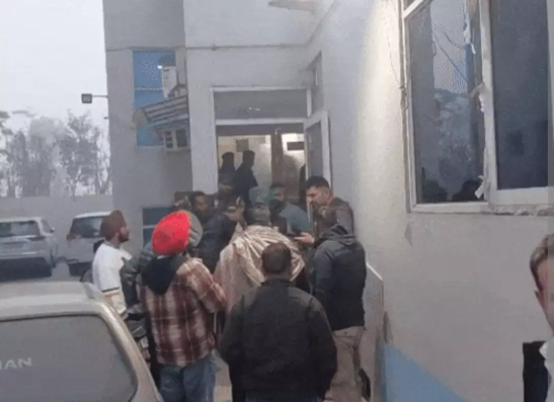 Punjab: ਹੋਸ਼ਿਆਰਪੁਰ ਚ ਮਕੈਨਿਕ ਦਾ ਸ਼ਰੇਆਮ ਗੋਲੀਆਂ ਮਾਰ ਕੇ ਕੀਤਾ ਕਤਲ, ਗੈਂਗਸਟਰ ਤੋਂ ਮਿਲ ਰਹੀਆਂ ਸੀ ਧਮਕੀਆਂ Punjab: ਹੋਸ਼ਿਆਰਪੁਰ ਚ ਮਕੈਨਿਕ ਦਾ ਸ਼ਰੇਆਮ ਗੋਲੀਆਂ ਮਾਰ ਕੇ ਕੀਤਾ ਕਤਲ, ਗੈਂਗਸਟਰ ਤੋਂ ਮਿਲ ਰਹੀਆਂ ਸੀ ਧਮਕੀਆਂ