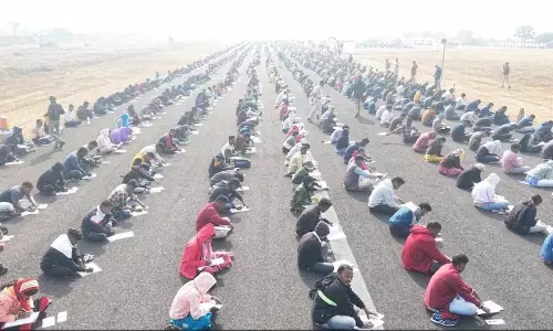 Runway ਬਣਿਆ Exam Center , 8 ਹਜ਼ਾਰ Candidates ਨੇ ਖੁਲੇ ਅਸਮਾਨ ਹੇਠ ਬੈਠ ਦਿੱਤੇ Exam