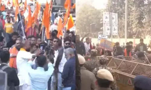 ਦਿੱਲੀ ਚ Bangladesh High Commission ਦੇ ਬੈਰੀਕੇਡ ਤੋੜੇ, ਯੂਨਸ ਸਰਕਾਰ ਵਿਰੁੱਧ ਨਾਅਰੇਬਾਜ਼ੀ