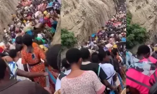 world end today ? ਘਾਨਾ ਦੇ ਸਮੁੰਦਰੀ ਕੰਢੇ ਇੱਕਠੇ ਹੋਏ ਲੋਕ