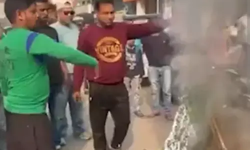 Christmas: ਮਾਲ ਵਿੱਚ ਕ੍ਰਿਸਮਸ ਸਜਾਵਟ ਨੂੰ ਪਹੁੰਚਾਇਆ ਨੁਕਸਾਨ, ਹਾਕੀ ਤੇ ਲਾਠੀਆਂ ਲੈਕੇ ਆਏ ਸੀ ਸ਼ਰਾਰਤੀ ਅਨਸਰ