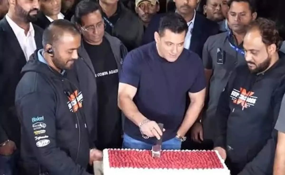 Salman Khan: 60 ਸਾਲਾਂ ਦੇ ਹੋਏ ਸਲਮਾਨ ਖਾਨ, ਫ਼ੈਨਜ਼ ਨਾਲ ਮਨਾਇਆ ਜਨਮਦਿਨ, ਵੀਡਿਓ ਵਾਇਰਲ Salman Khan: 60 ਸਾਲਾਂ ਦੇ ਹੋਏ ਸਲਮਾਨ ਖਾਨ, ਫ਼ੈਨਜ਼ ਨਾਲ ਮਨਾਇਆ ਜਨਮਦਿਨ, ਵੀਡਿਓ ਵਾਇਰਲ
